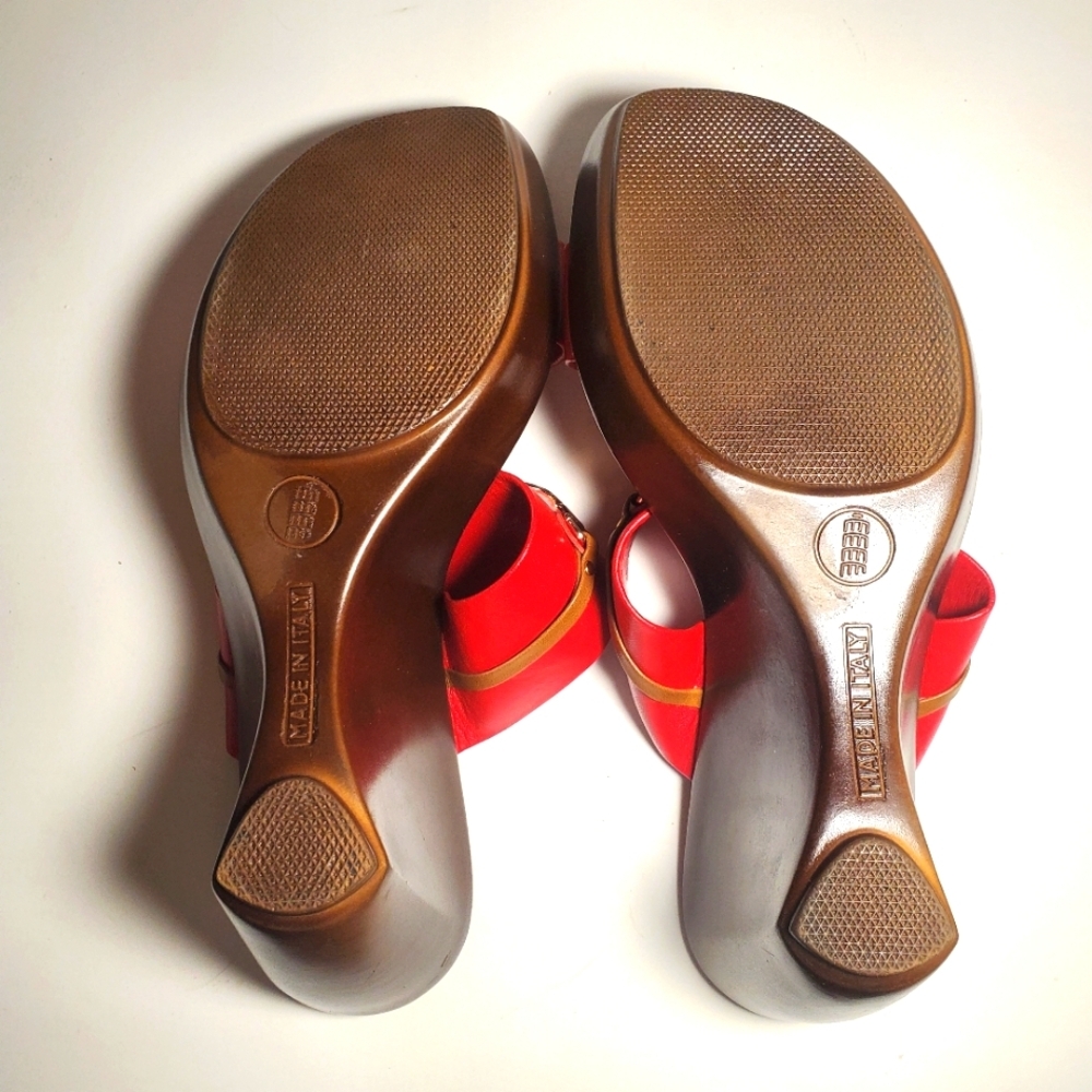 ITALIAN SHOEMAKERS Red Leather Wedge with Gold Buckle Size 9M - New - Picture 7 of 11